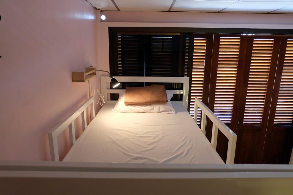 Tiny Hostel Бангкок Экстерьер фото