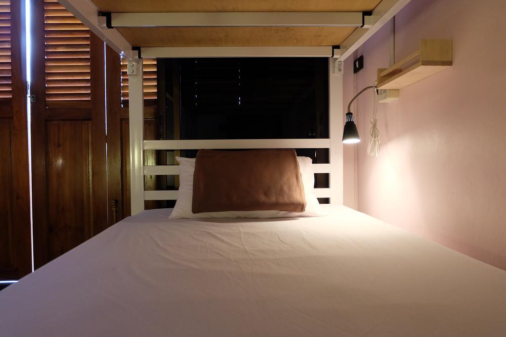 Tiny Hostel Бангкок Экстерьер фото