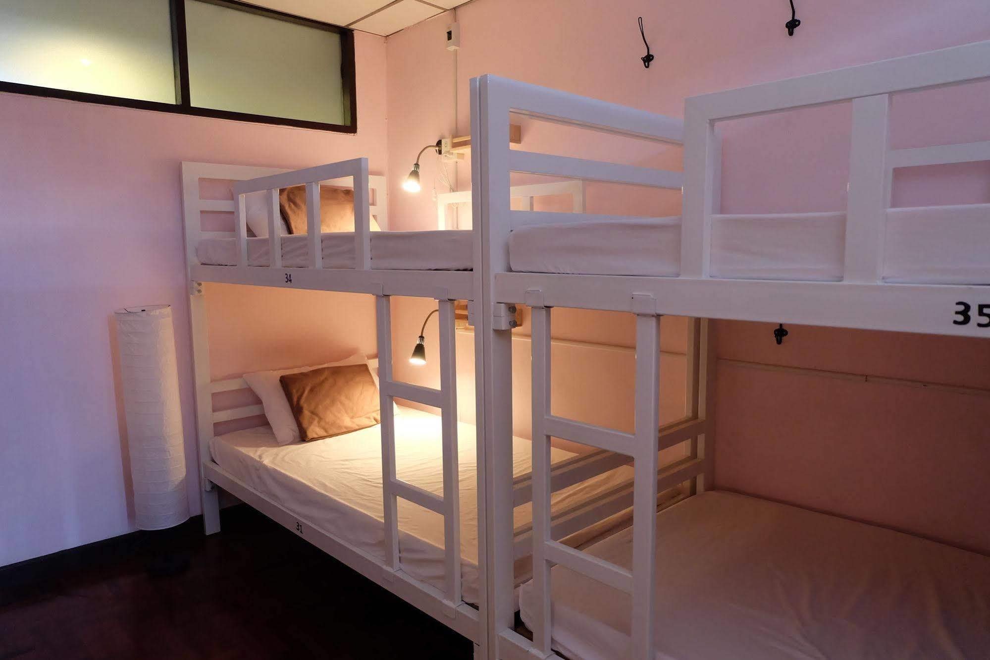 Tiny Hostel Бангкок Экстерьер фото