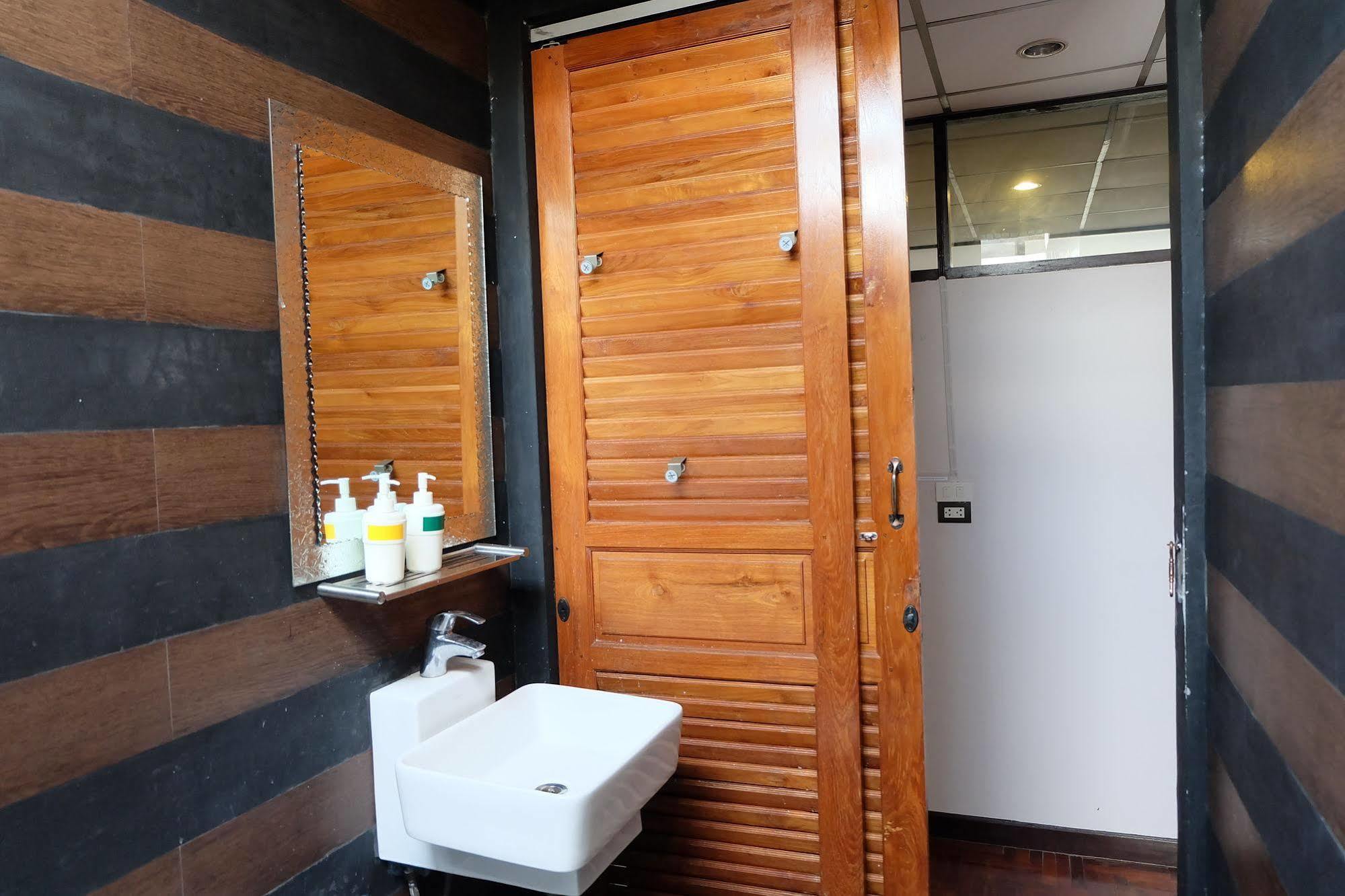 Tiny Hostel Бангкок Экстерьер фото