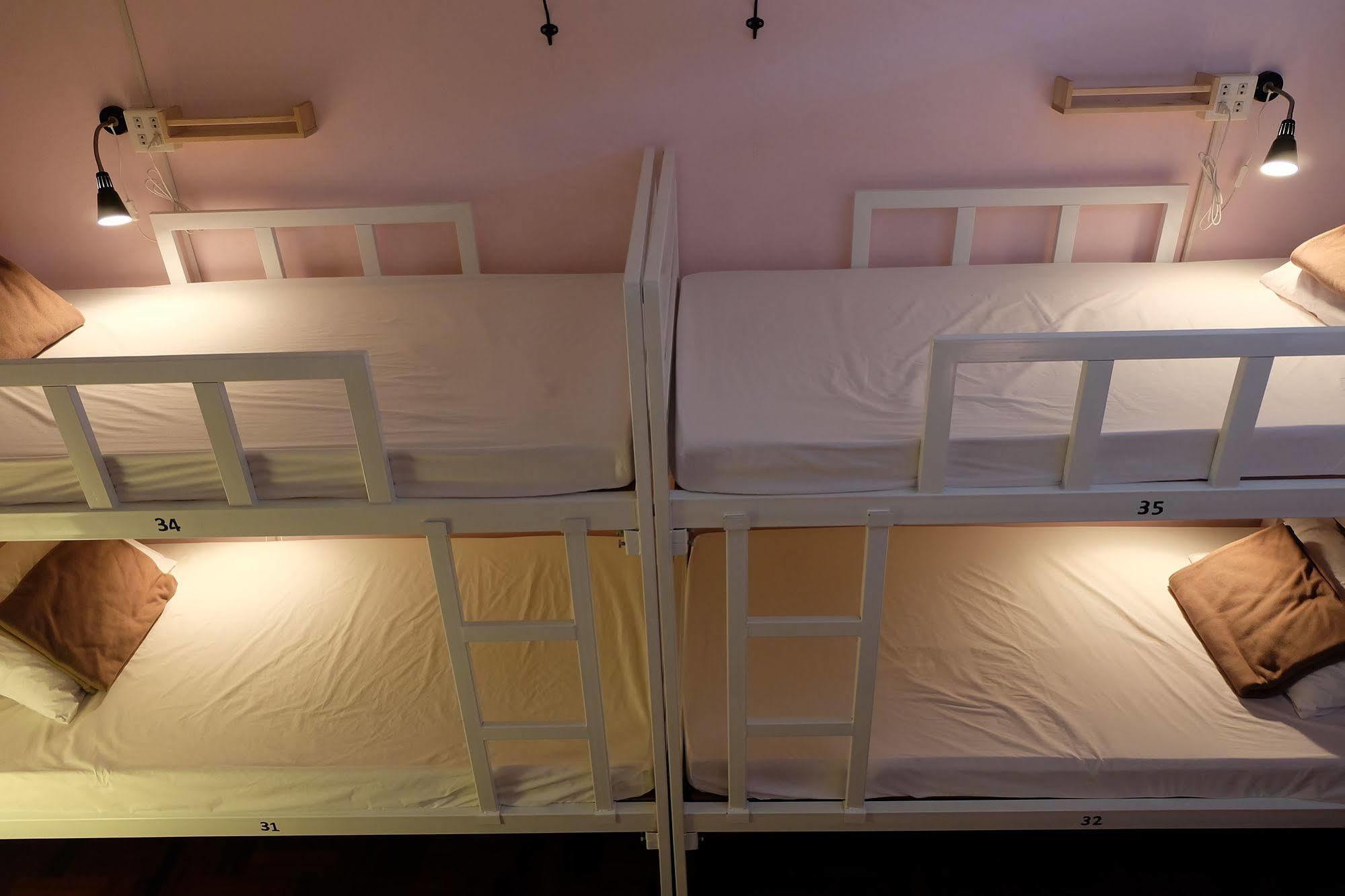 Tiny Hostel Бангкок Экстерьер фото