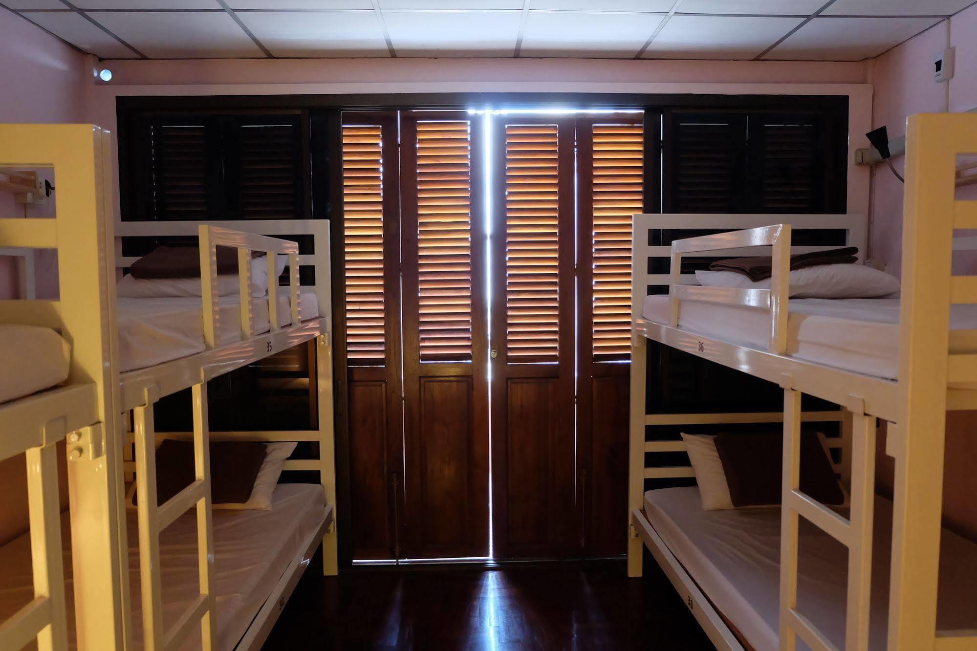 Tiny Hostel Бангкок Экстерьер фото