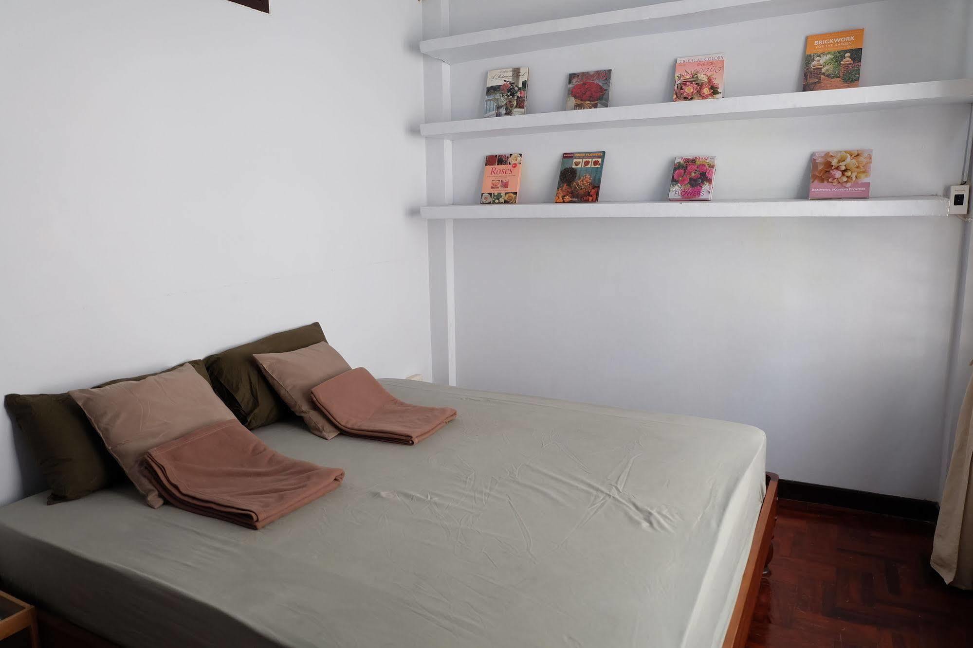 Tiny Hostel Бангкок Экстерьер фото