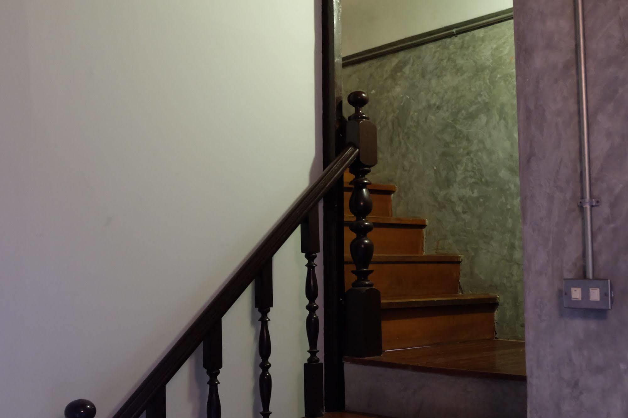 Tiny Hostel Бангкок Экстерьер фото