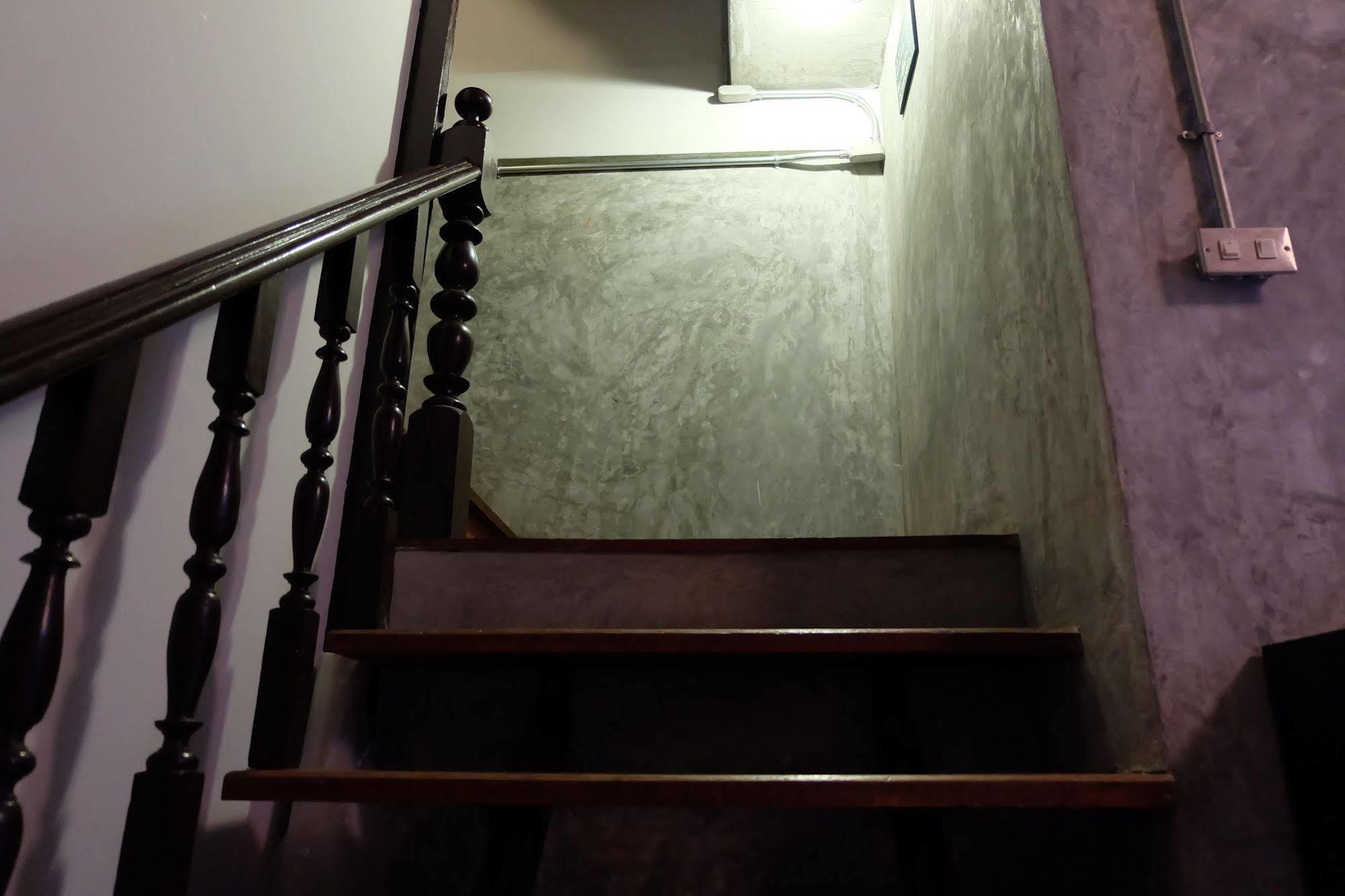 Tiny Hostel Бангкок Экстерьер фото