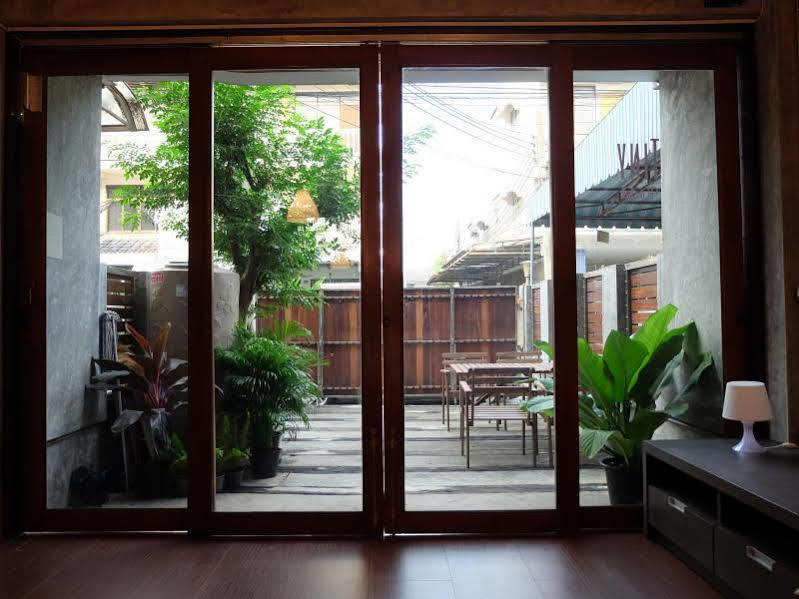 Tiny Hostel Бангкок Экстерьер фото